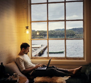 dwelling fire insurance ny for seasonal property man on laptop